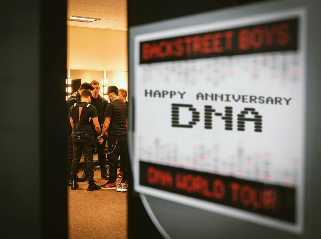 backstreetboysさんのインスタグラム写真 - (backstreetboysInstagram)「Happy DNA Anniversary everybody! We’re so grateful to have made so many unforgettable memories in the past year, like seeing so many of you on the road. We want to hear your favorite memories from the #DNAWorldTour! Record a voice memo in :60 or less and text it to us at (407) 410-3012! Can’t wait to make even more memories with you guys this year 😉🧬」1月26日 2時24分 - backstreetboys