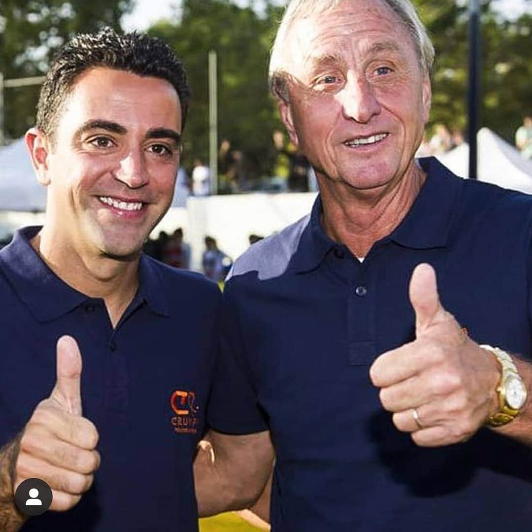 ヨハン・クライフのインスタグラム：「🎂 Happy birthday, @xavi! 👍👍 #CruyffLegacy」
