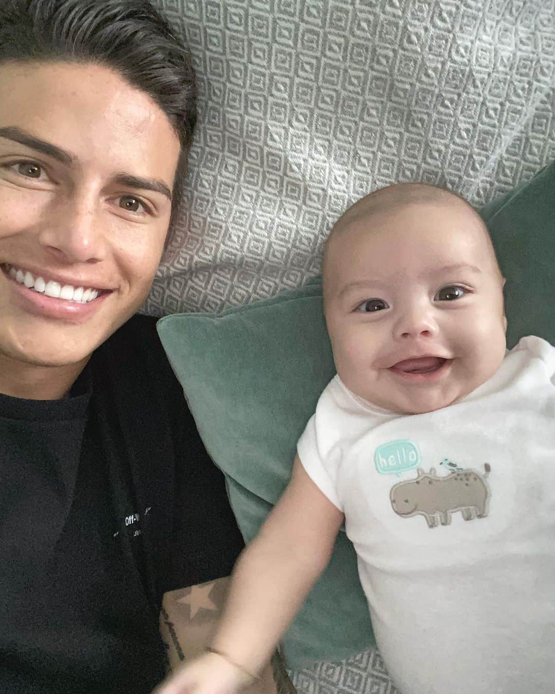 ハメス・ロドリゲスのインスタグラム：「A veces solo necesitamos una sonrisa. 😄😍」