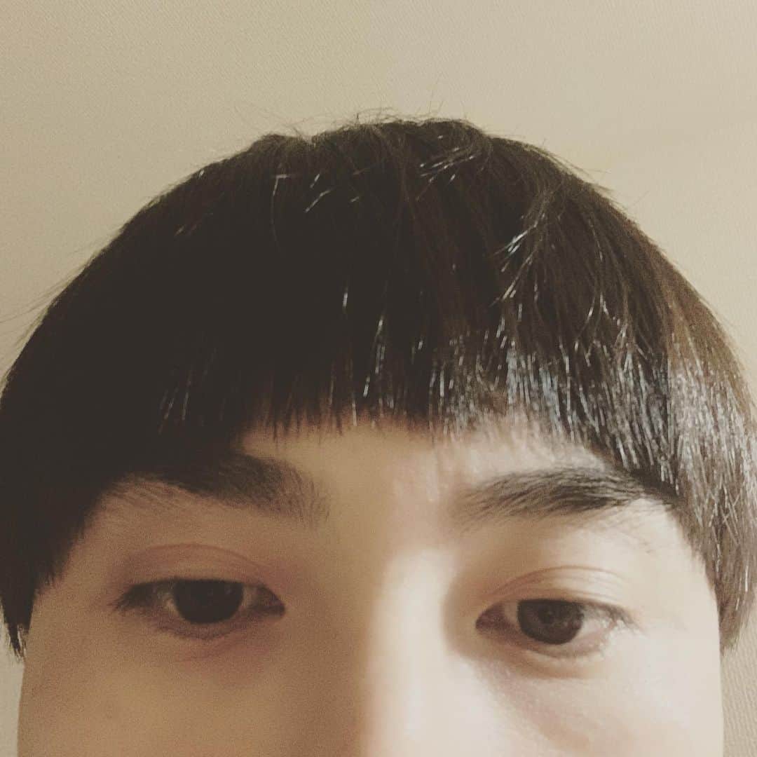 石田政博さんのインスタグラム写真 - (石田政博Instagram)「前髪キッチンバサミで切った。  ちょっとゆがんだ。」1月26日 2時33分 - markunv