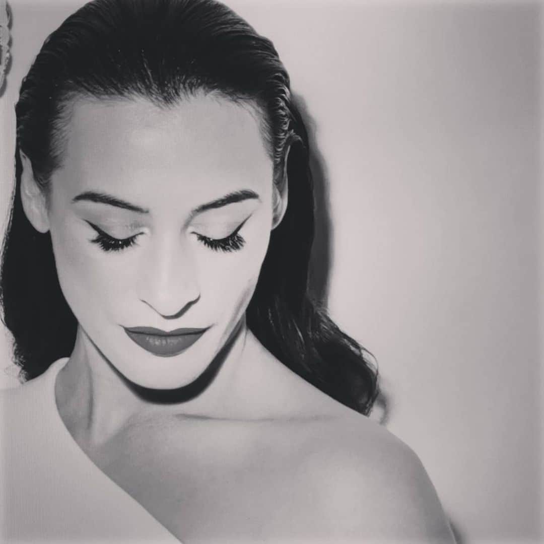 カタリナ・ポノルさんのインスタグラム写真 - (カタリナ・ポノルInstagram)「#blackandwhite #elegance #oriflameshooting "strike me a pose"  makeup by @dianaionesco」1月26日 2時41分 - catalina_ponor