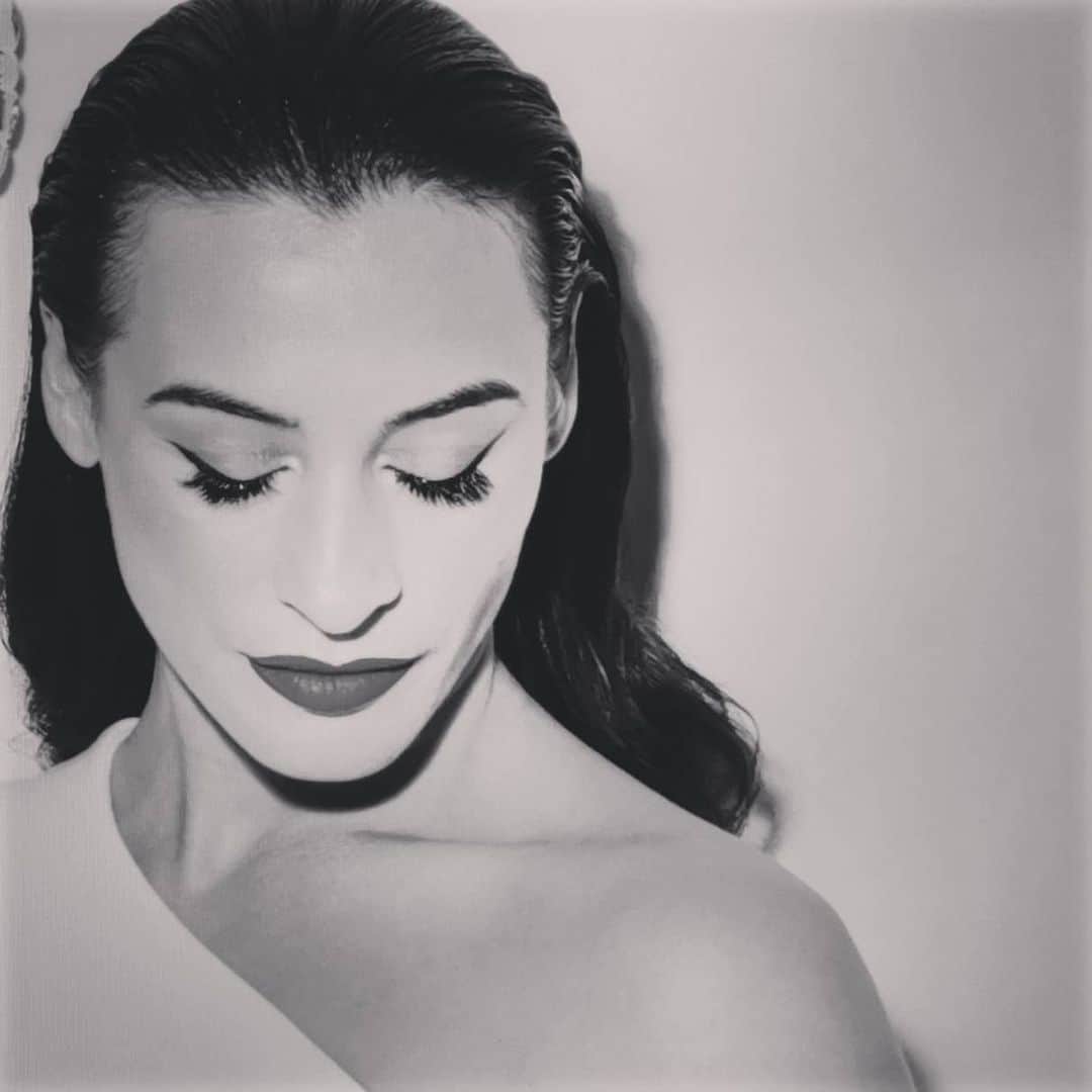 カタリナ・ポノルのインスタグラム：「#blackandwhite #elegance #oriflameshooting "strike me a pose"  makeup by @dianaionesco」