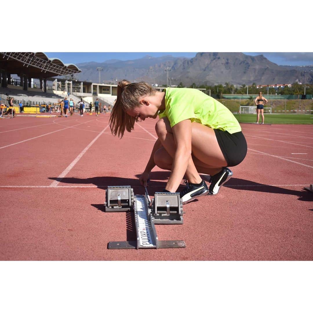 Sophia JUNKのインスタグラム：「Der erste Wettkampf der diesjährigen Hallensaison ist erfolgreich beendet 🙆🏼‍♀️ Mit zwei entspannten Läufen über die 60m in 7,40 Sekunden bin ich super zufrieden. Der Trainingslauf über 200m in 23,69 Sekunden, wurde dann plötzlich Hallenbestleistung! Also ich bin glücklich und freue mich auf die weiteren Wettkämpfe 🙈 #trackandfield #puma #pumaathlete #indoors #happyme #sporthilferlp」