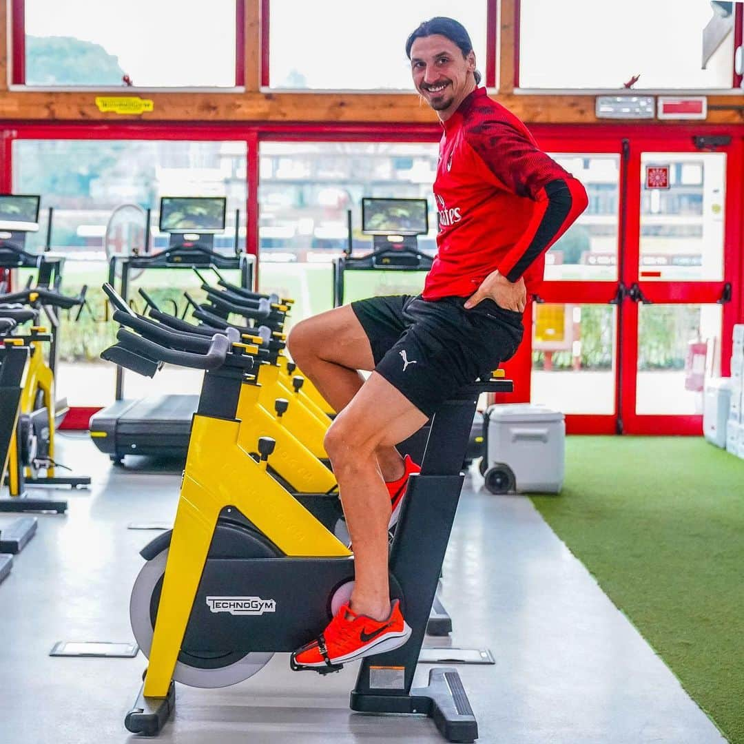 ACミランさんのインスタグラム写真 - (ACミランInstagram)「😀 A smile a day keeps the doctor away 🔴⚫ #SempreMilan」1月26日 3時01分 - acmilan