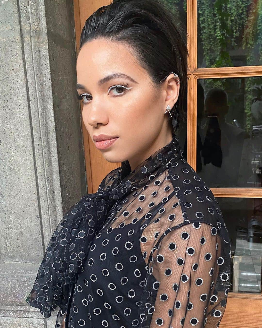 Vincent Oquendoさんのインスタグラム写真 - (Vincent OquendoInstagram)「🕊🕊🕊#jurneesmollettbell for @birdsofprey press tour in Mexico City styled by @luxurylaw #makeupbyme using @shiseido kajal ink artist in kabuki white」1月26日 3時00分 - makeupvincent