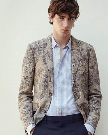 エトロさんのインスタグラム写真 - (エトロInstagram)「Make your mark in a tailored jacket featuring a 3D-effect Paisley print inspired by desert colours. Find yours at Etro boutiques worldwide and online. #Etro #EtroMan」1月26日 3時06分 - etro