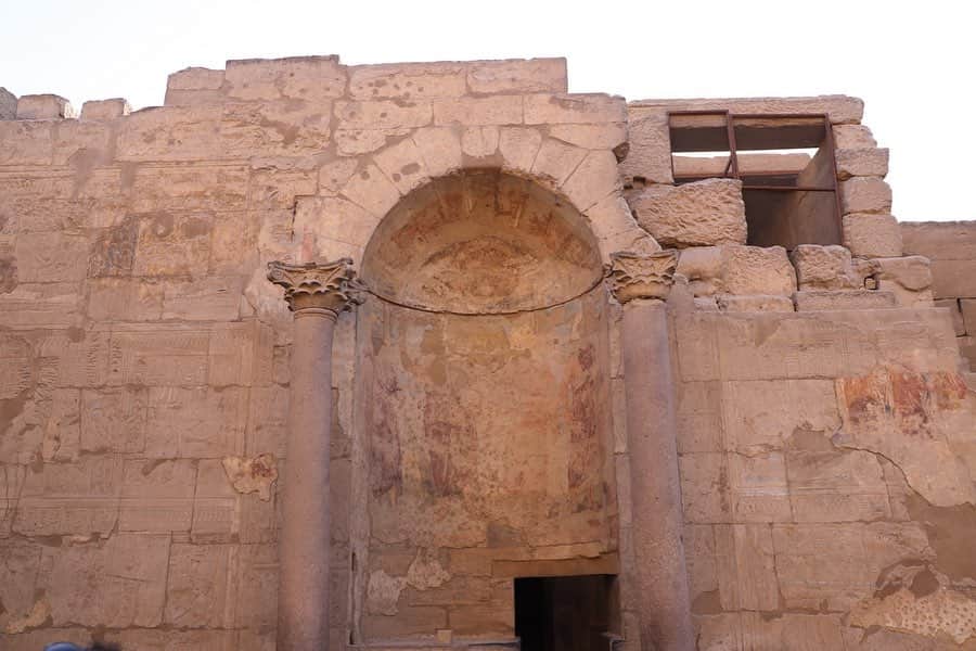 ジョアナ・サンスさんのインスタグラム写真 - (ジョアナ・サンスInstagram)「El templo de Lúxor es el más destacable de la ciudad de Lúxor (a unos 600km de El Cairo). Fue obra de los faraones Amenhotep III y Ramsés II. Entre las diferentes pinturas de sus paredes, me hizo gracia una de ellas... A ver si adivináis el por qué 🤭 Observen la última foto💁🏽‍♀️ #Egypt #Lúxor #trip」1月26日 3時19分 - joanasanz
