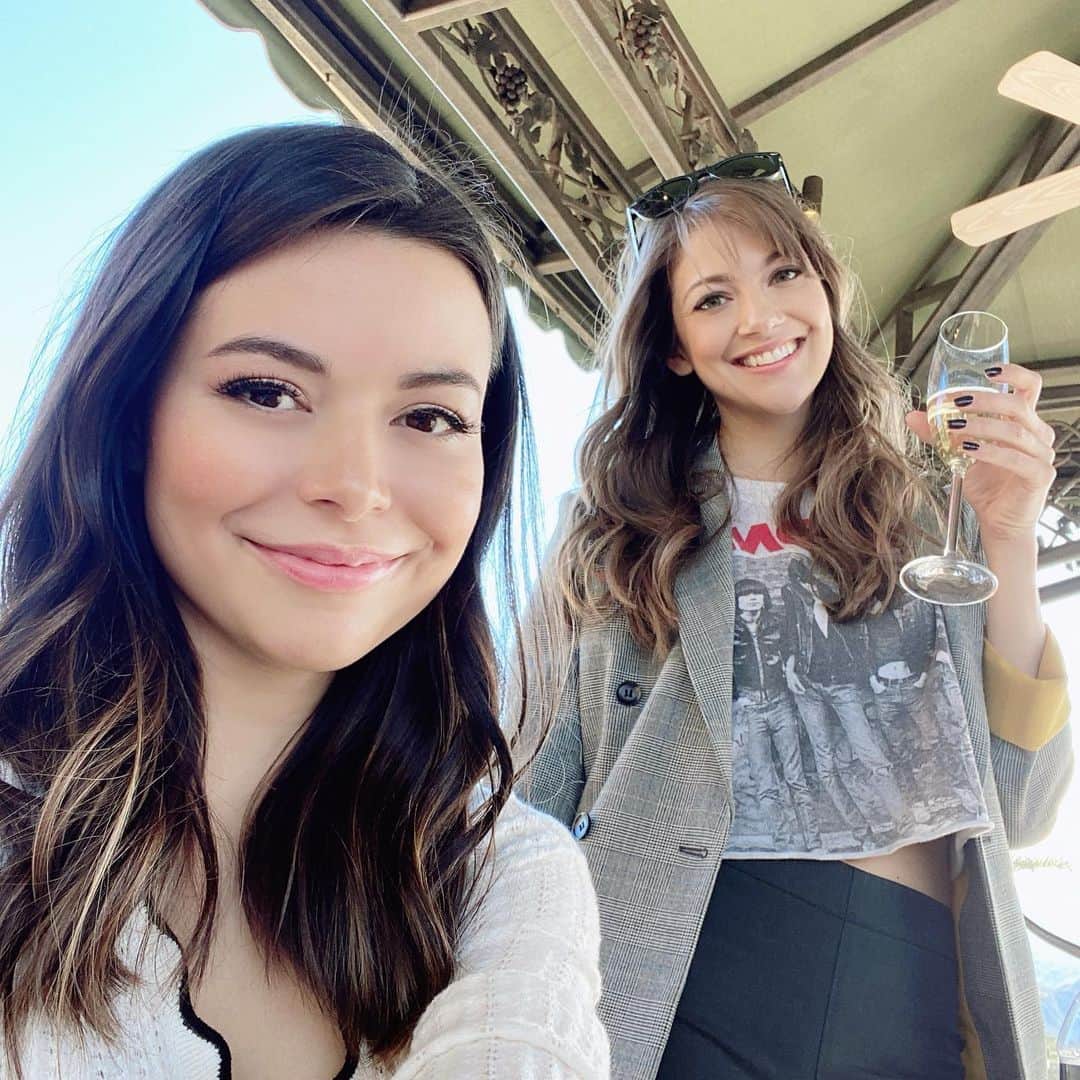 ミランダ・コスグローヴのインスタグラム：「Cheers 🥂」