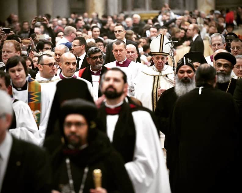 フランシスコ（ローマ教皇）さんのインスタグラム写真 - (フランシスコ（ローマ教皇）Instagram)「EN: From this Week of Prayer for #ChristianUnity we want to learn to be more hospitable, in the first place among ourselves as Christians, and among our brothers and sisters of different confessions. Hospitality belongs to the tradition of Christian communities and families.  PT: Desta Semana de Oração pela #UnidadeDosCristãos, gostaríamos de aprender a ser mais hospitaleiros, antes de tudo entre nós, cristãos, também entre irmãos de diferentes confissões. A hospitalidade pertence à tradição das comunidades e das famílias cristãs.  ES: De esta semana de oración por la #UnidadDeLosCristianos queremos aprender a ser más hospitalarios, ante todo entre nosotros los cristianos, también entre hermanos de confesiones distintas. La hospitalidad pertenece a la tradición de las comunidades y de las familias cristianas.  IT: Da questa Settimana di preghiera per l’ #UnitàdeiCristiani vorremmo imparare ad essere più ospitali, prima di tutto tra di noi cristiani, anche tra fratelli di diverse confessioni. L’ospitalità appartiene alla tradizione delle comunità e delle famiglie cristiane.  FR: De cette Semaine de prière pour l'#unitédeschrétiens, nous voudrions apprendre à être plus hospitaliers, avant tout entre nous chrétiens, et aussi entre frères de différentes confessions. L'hospitalité appartient à la tradition des communautés et des familles chrétiennes.  PL: Z tego Tygodnia modlitwy o #JednośćChrześcijan chcemy nauczyć się bycia bardziej gościnnymi, przede wszystkim pomiędzy nami chrześcijanami, ale także pomiędzy braćmi różnych wyznań. Gościnność należy do tradycji wspólnot i rodzin chrześcijańskich.」1月26日 3時38分 - franciscus