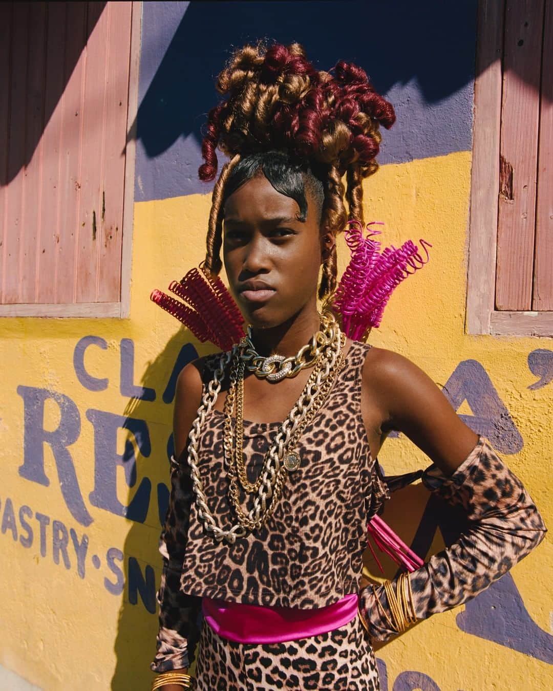 Vogueさんのインスタグラム写真 - (VogueInstagram)「'Tallawah,' the new collaboration between Jamaican-Nigerian photographer Nadine Ijewere (@nadineijewere) and experimental hairstylist Jawara (@jawaraw), captures "the pride and strength of the Jamaican people." On view in London's Cob Gallery, it's a window into the world of Caribbean glamour, while illuminating the many extraordinary details of everyday people. "'Tallawah' means 'be strong and fearless,'” says Ijewere. “These are strong women, some with their own stories of struggle, but the way that they hold themselves, the way they express themselves is so inspiring. That's what this project embodies.” Tap the link in our bio for more. Photo: @nadineijewere」1月26日 4時00分 - voguemagazine
