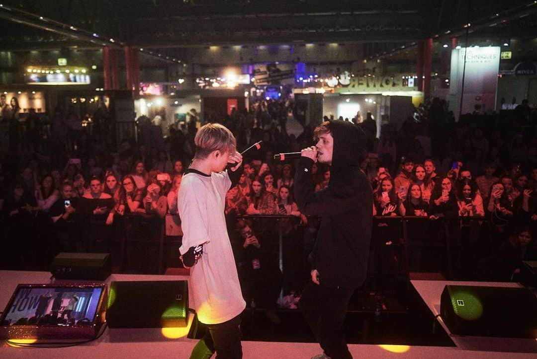 Bars and Melodyさんのインスタグラム写真 - (Bars and MelodyInstagram)「Thanks for having us today @glowcon VIENNA 📸: @domi.wolf  #glowcon#vienna#barsandmelody」1月26日 4時14分 - barsandmelody