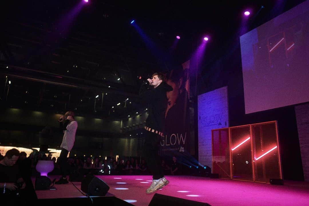 Bars and Melodyさんのインスタグラム写真 - (Bars and MelodyInstagram)「Thanks for having us today @glowcon VIENNA 📸: @domi.wolf  #glowcon#vienna#barsandmelody」1月26日 4時14分 - barsandmelody