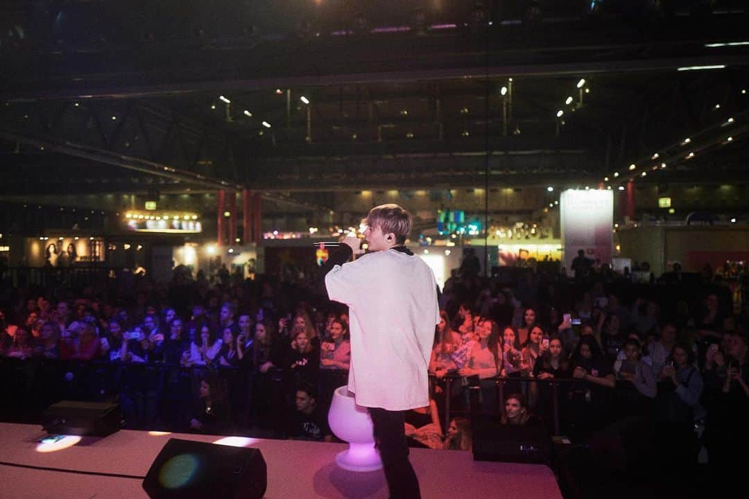 Bars and Melodyさんのインスタグラム写真 - (Bars and MelodyInstagram)「Thanks for having us today @glowcon VIENNA 📸: @domi.wolf  #glowcon#vienna#barsandmelody」1月26日 4時14分 - barsandmelody