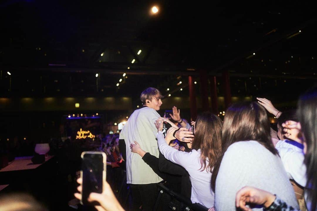 Bars and Melodyさんのインスタグラム写真 - (Bars and MelodyInstagram)「Thanks for having us today @glowcon VIENNA 📸: @domi.wolf  #glowcon#vienna#barsandmelody」1月26日 4時14分 - barsandmelody