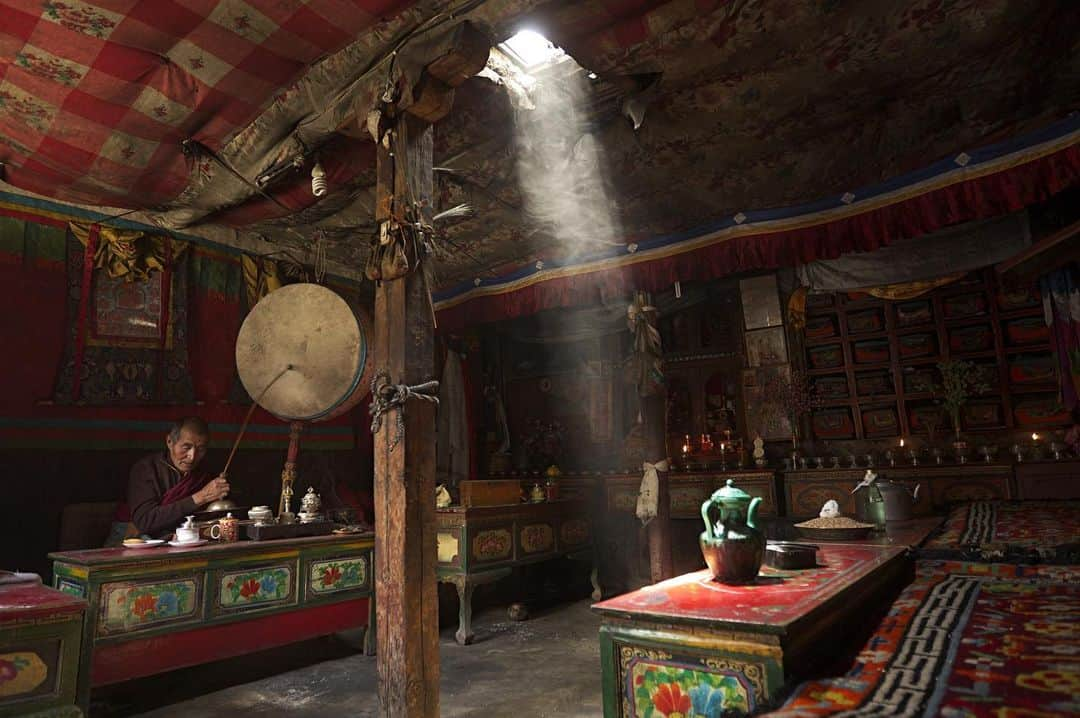 National Geographic Creativeさんのインスタグラム写真 - (National Geographic CreativeInstagram)「Photo by @coryrichards | A Tibetan Buddhist lama performs a rite with cymbals, drums, and incense near Mustang, Nepal. #Tradition #Tibet #Nepal」1月26日 4時24分 - natgeointhefield