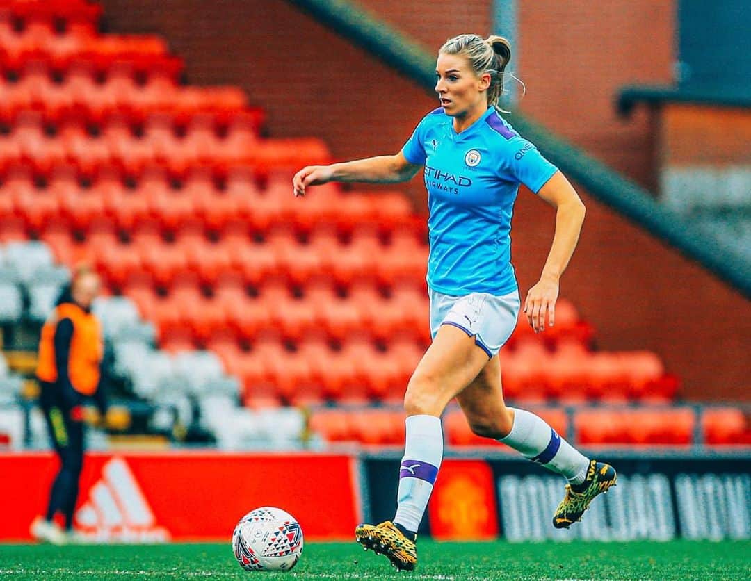 ジェンマ・ボナーのインスタグラム：「Into the 🎩 for the next round 🤙🏼 ⠀⠀⠀⠀⠀⠀⠀⠀⠀ Manchester is BLUE 🔵🔵🔵」