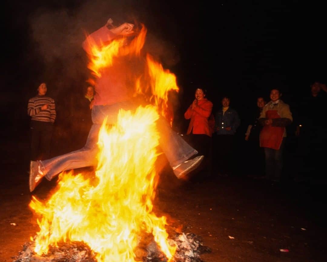 ナショナルジオグラフィックさんのインスタグラム写真 - (ナショナルジオグラフィックInstagram)「Photo by Michael Yamashita @yamashitaphoto | Don’t worry, this is not self-immolation. Jumping over fire, to purify and rid yourself of bad luck, is a tradition that takes place on the final day of Chinese New Year celebrations during what is known as Yuan Xiao (Lantern Festival). #Lanzhou #Gansu #China #ChineseNewYear #LanternFestival」1月26日 4時36分 - natgeo