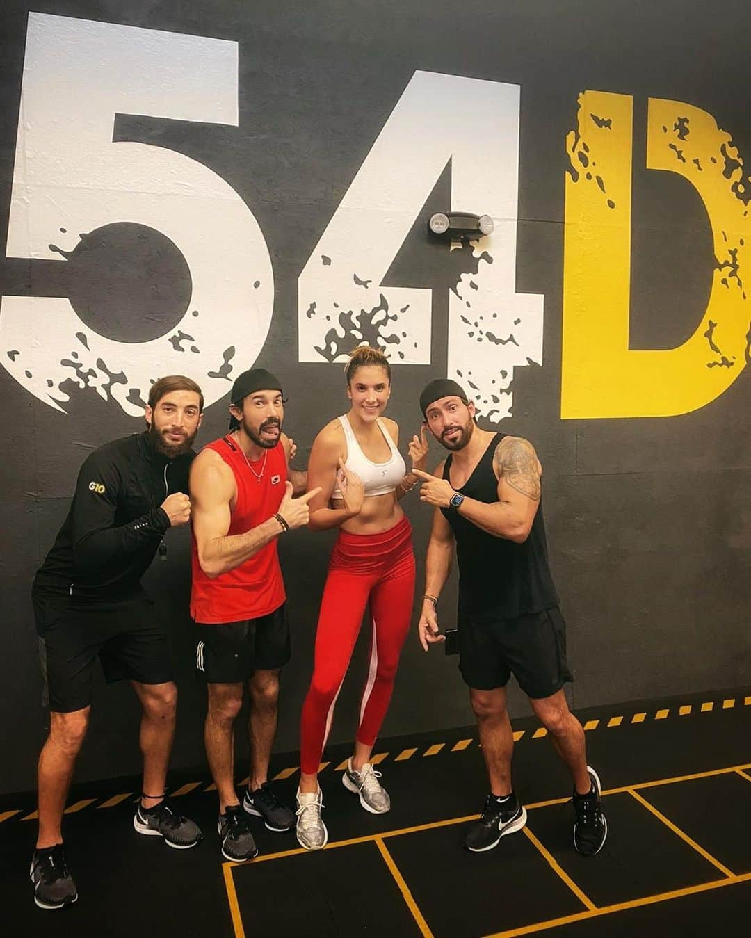 ダニエラオスピナさんのインスタグラム写真 - (ダニエラオスピナInstagram)「¡My Team! 💪🏻 @54d.us. @calderon24luis @ro54d @deovitas @the54dcol」1月26日 4時39分 - daniela_ospina5