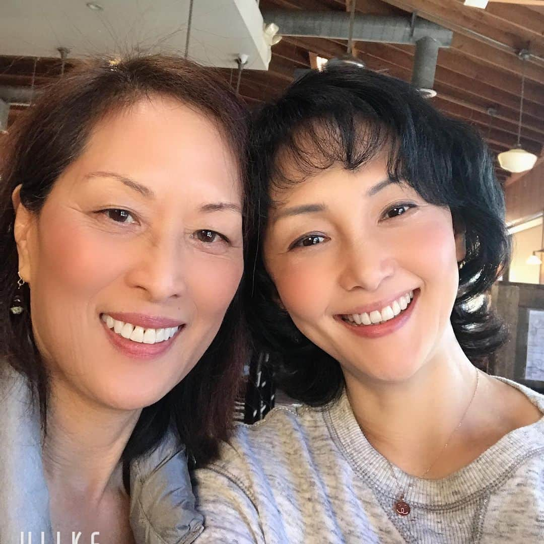 南果歩さんのインスタグラム写真 - (南果歩Instagram)「My best friend Patty🇺🇸 We heve met for 15years‼️ At first I was always using  a dictionary😆 She is never changed❤️ She is sweet😊 Thank u for your friendship❤️ 親友パティーと知り合ってから早15年🇺🇸 最初は辞書片手に話していたけれど、果歩英語上手になったよと会う度に言ってくれる😊 辞書片手に会っていた頃と変わらず接してくれるパティーにいつも感謝してる❤️ 大体、英語喋れない時に親友ができるって、これ１つの才能かも😊😊😊 勿論パティーは私が日本で女優をしていることなど全く知らなかったからね🇯🇵 #la #california  #americanfriends  #bestfriend  #chineseamerican  #pattytoy #ロス #ロサンゼルス #カリフォルニア #アメリカの友達 #ベストフレンド  #変わらぬ友情 #南果歩 #kahominami #japaneseactress」1月26日 4時53分 - kaho_minami