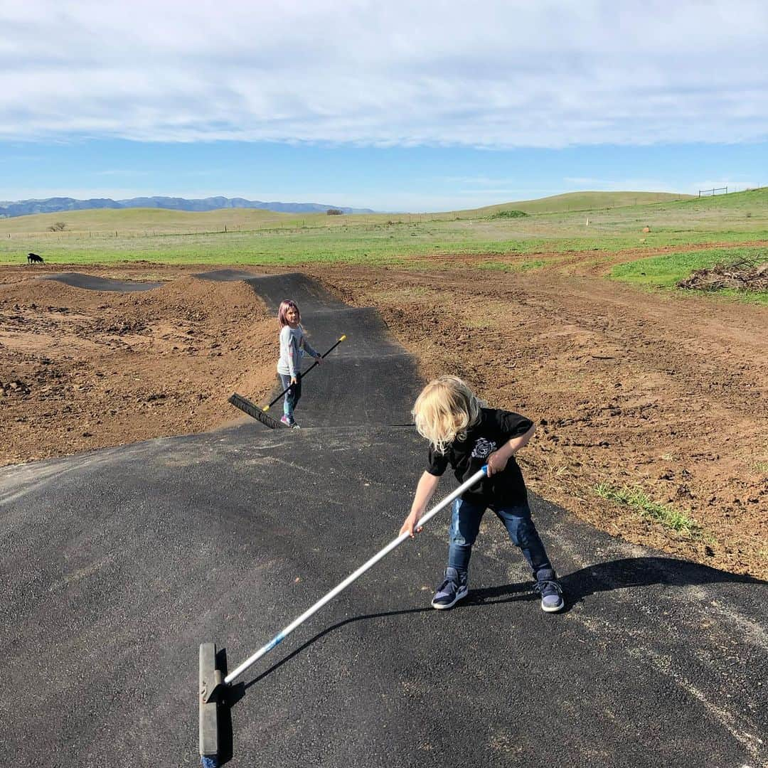 ケアリー・ハートさんのインスタグラム写真 - (ケアリー・ハートInstagram)「A lil manual labor on this fine Saturday. iPad parents might be pissed and say this is child labor 😂😂. #ImKidding #PokeTheBear」1月26日 4時59分 - hartluck