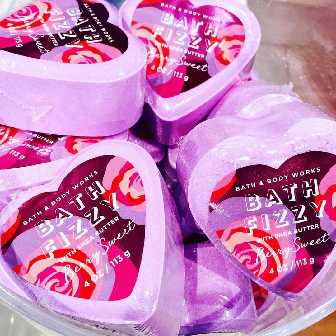 Bath & Body Worksさんのインスタグラム写真 - (Bath & Body WorksInstagram)「💓Getting fizzy with it💓 Leave a 🍓if you’re ready to drop our Berry Sweet Bath Fizzy in your tub!」1月26日 5時00分 - bathandbodyworks