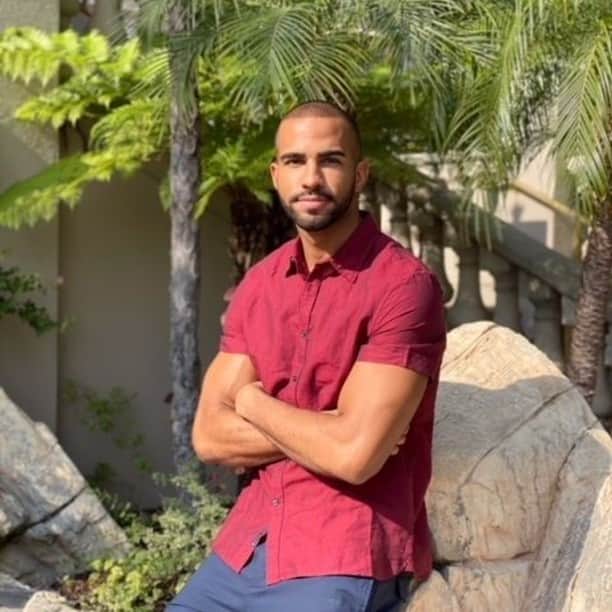 ペリーエリスのインスタグラム：「Vacation-Ready. @Pierre_abena soaks up the sun in our short sleeve solid linen shirt. #LifeReadySince1976」