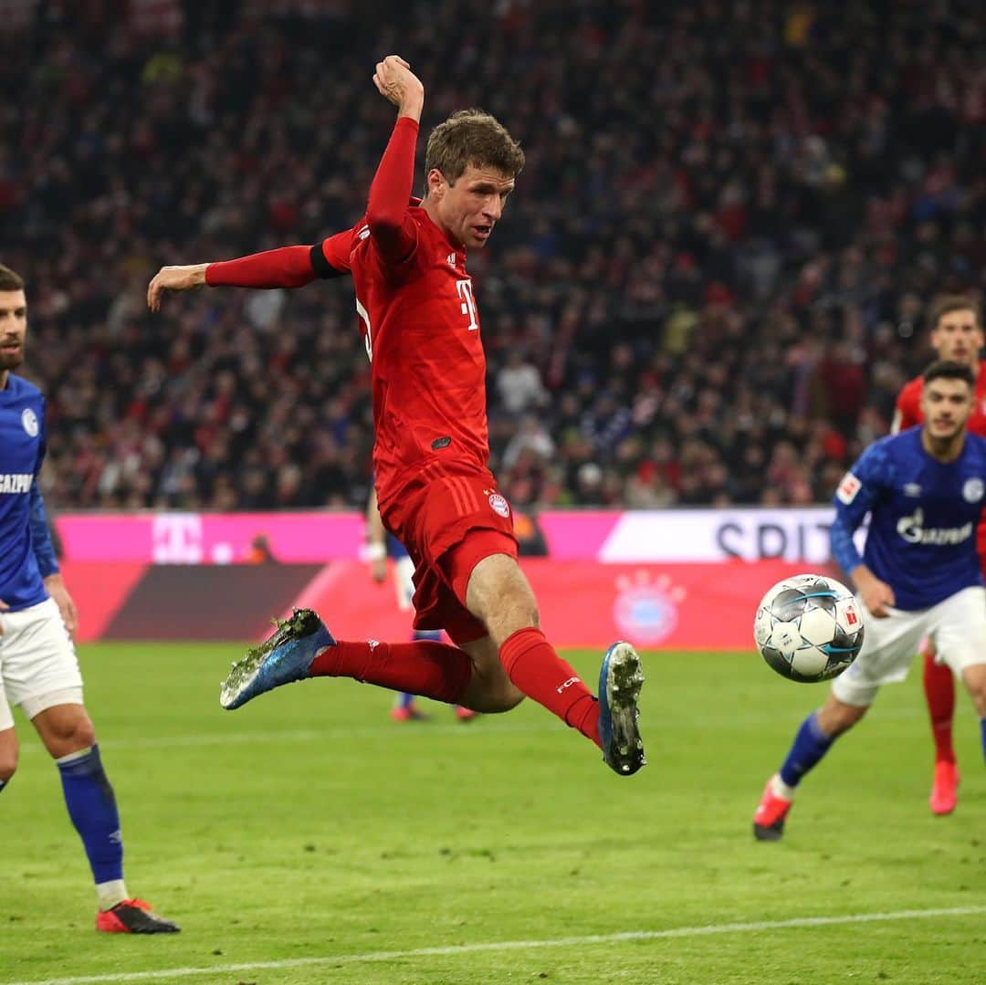 トーマス・ミュラーのインスタグラム：「Back in @bundesliga_en business 😀 With passion, teamwork and success 💪 #fcbayern #bärenstark #miasanmia #esmuellert #packmas #sodarfsweitergehen」