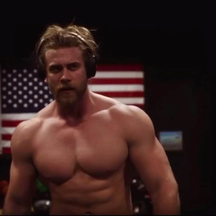 モデル、ブロック・オハーンのインスタグラム：「When you’re friend does 2,222 push ups a day so you try, you hit 96.. and then.. (I can just see myself mouthing “ So here’s the thing about the 2,222.. 🤨” ) lol」