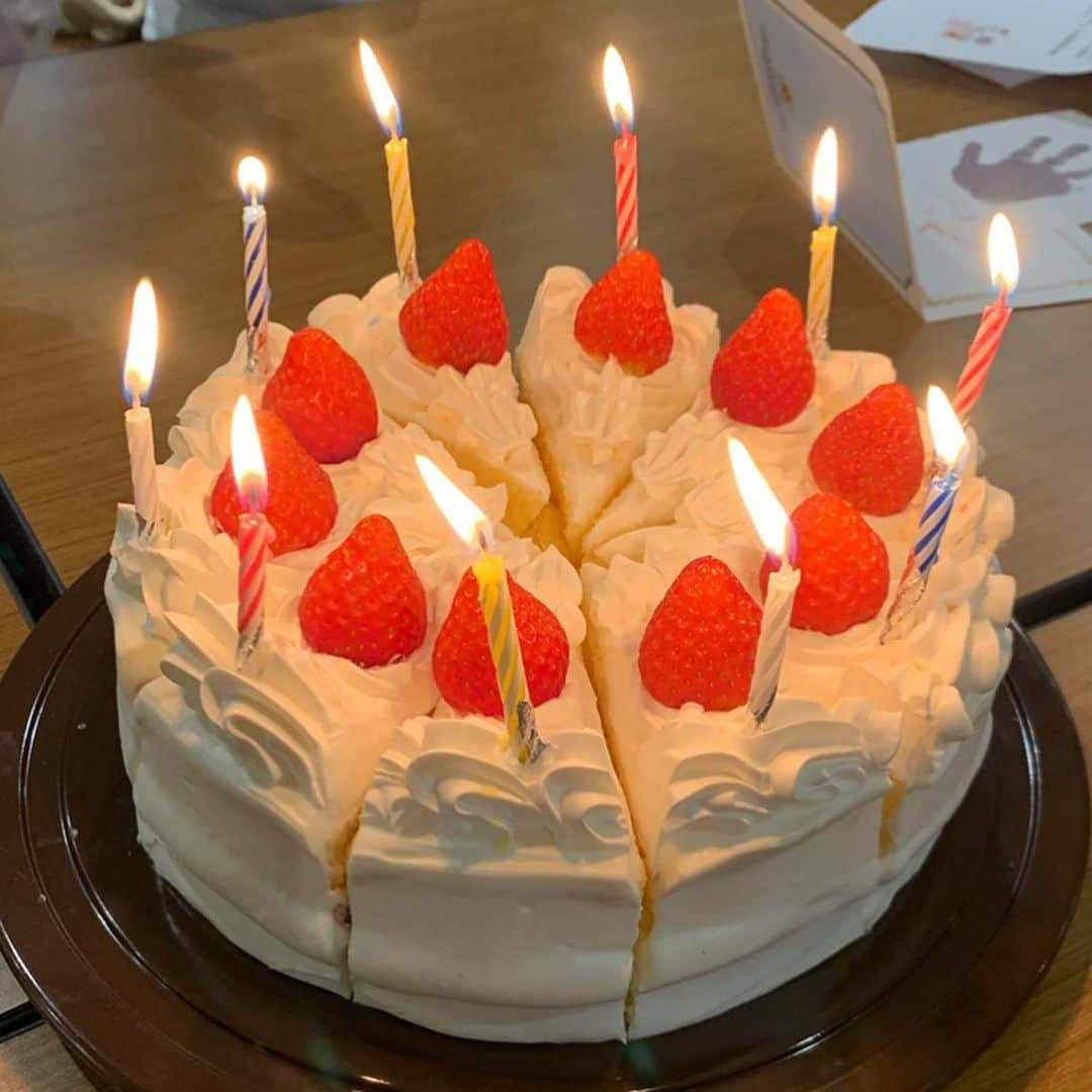 澤野井香里さんのインスタグラム写真 - (澤野井香里Instagram)「@santacruz1188 夙川でMの1月生まれのお誕生日会へ＾＾🎂﻿ ﻿ 1年前、陣痛が来た！と思って夜中にタクシーで慌てて来たけど波が遠のいてしまいフライングで一時帰宅したりw、あと少しで会えるよ〜と二人でお腹を撫でながら頑張って感動の対面ができた思い出で溢れる場所✨﻿ ﻿ ちょうど1年後のMと自分宛に書いておいた手紙のタイムカプセル💌を受け取ってまた感動が鮮明に蘇った(*^^*)﻿ ﻿ フニャフニャだった小さな命が今ではプリプリお尻ふりながらハイハイしてくれたり、お兄ちゃんの影響で電車好き🚃女子になってるなんて😂﻿ お人形やおままごとで遊んで欲しいょー🤪﻿ ﻿ 身長と体重測定に手形も取れて🤚、初めて食べるケーキにはパクパク食らいついてた＾＾﻿ ﻿ 相変わらず髪はまだなかなかはえてきてくれないけど、 すくすく育ってくれてありがとう♡﻿ ﻿ 身長 68.6cm 体重 7885g﻿ ﻿ #ks_20✨  #ks_kobe✨ #サンタクルス夙川 #京都ママ #関西ママ #0歳 #生後11ヶ月 #赤ちゃん #赤ちゃんのいる生活 #1才誕生日 #🎂 #ks_dau #ks_dau_2020 #M🍒_」1月26日 5時28分 - kaori_sawanoi