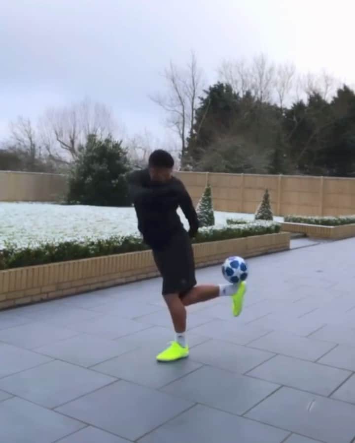 F2Freestylersのインスタグラム：「⚽️🥶❄️ | How many heel kick ups does Jezza do in this short clip? 🤔 COMMENT BELOW! 💬」