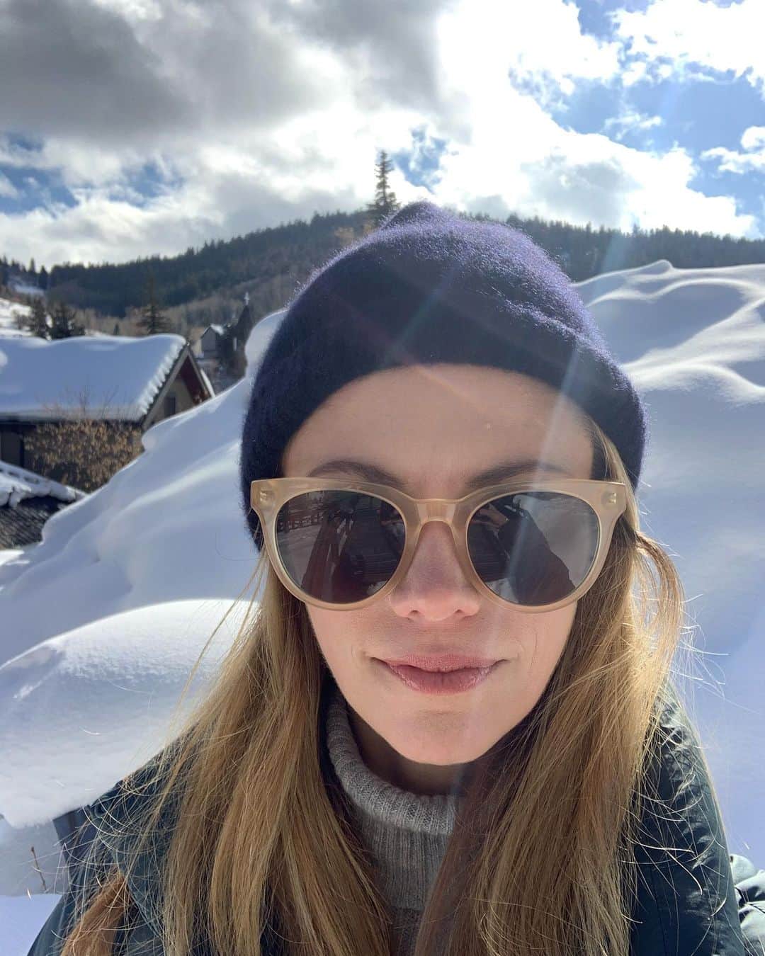 クレア・コフィーのインスタグラム：「there’s show business like snow business.  @sundanceorg @blocksthefilm @americanfilminstitute」