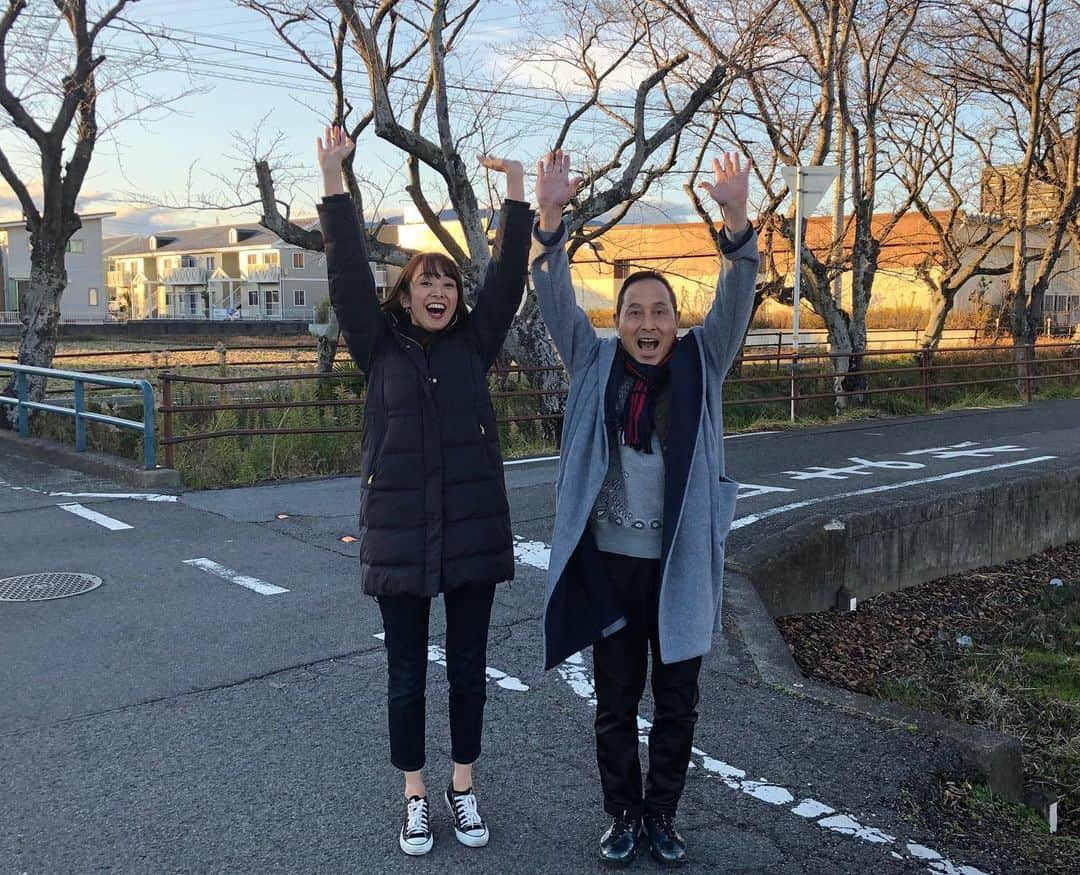 森美紅のインスタグラム：「年末くらいからネタが沢山溜まっているので順にアップしていく予定なんですが笑 まずは先にこちらを！ #里見まさとのご町内探訪 1月分の撮影の時の写真です！なんとこの日で番組は10年目突入😳✨なのでバンザイ笑 お祝いと言う事で番組の大ファンだと言うオーナーが経営している焼肉屋さんでランチをご馳走になったりしました🤤💕笑 本当に皆さまいつもありがとうございます！10年目もよろしくお願い致します‼︎ #大垣ケーブルテレビ #ざぼんち #里見まさと　さん #街歩き  二枚目はとても綺麗な川だったので思わず写真をパシャリ🤳水の都、絵になりますね〜」