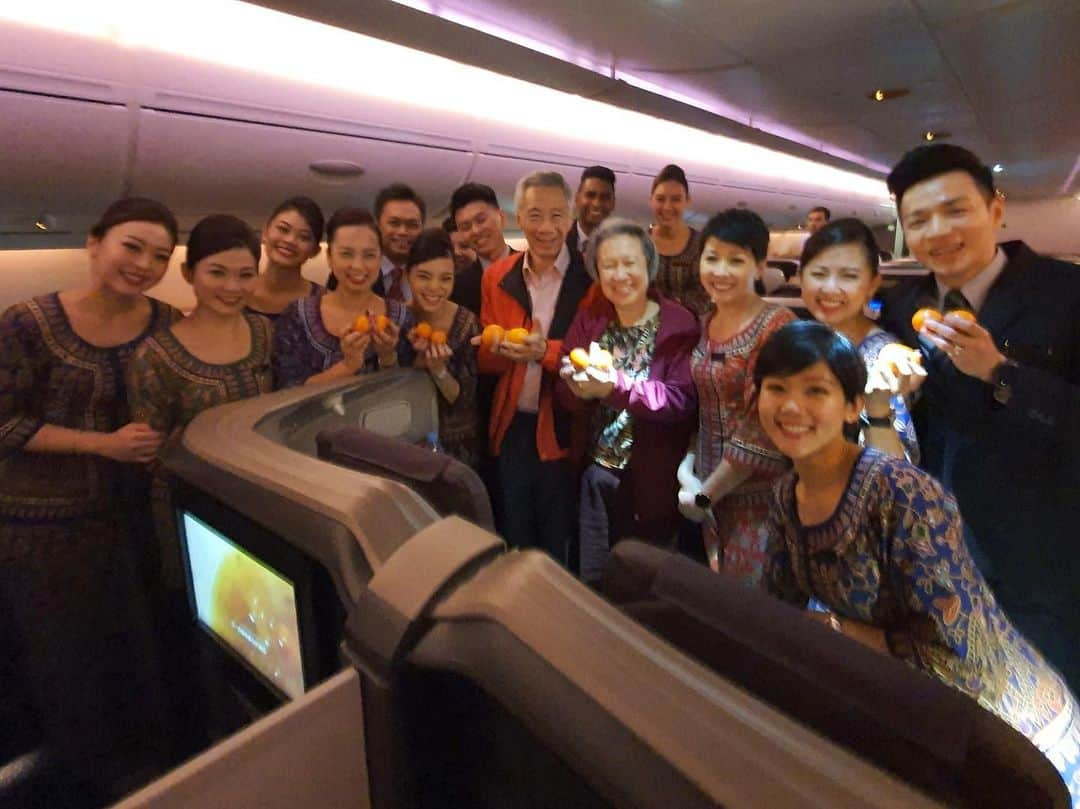 リー・シェンロンさんのインスタグラム写真 - (リー・シェンロンInstagram)「Thanks to the ‪SQ345‬ crew who looked after us on our #CNY flight home from Zurich yesterday! ⠀⠀⠀⠀⠀⠀⠀⠀⠀ In the midst of CNY and the Wuhan coronavirus, Singaporeans have to go about our work and lives, to make sure our systems continue to run smoothly and things get done. ⠀⠀⠀⠀⠀⠀⠀⠀⠀ We must remain vigilant and take precautions to protect ourselves, but as the saying goes, Keep Calm and Carry On. ⠀⠀⠀⠀⠀⠀⠀⠀⠀ You can get the latest on the Wuhan coronavirus and other important Government information by signing up for the @gov.sg WhatsApp channel (go.gov.sg/whatsapp), or at the MOH website (www.moh.gov.sg). – LHL ⠀⠀⠀⠀⠀⠀⠀⠀⠀ (PMO Photo)」1月26日 11時07分 - leehsienloong