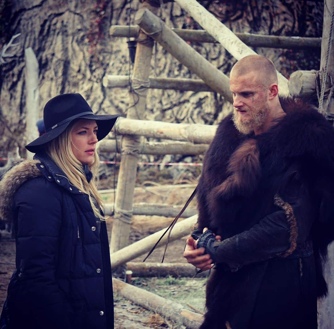 キャサリン・ウィニックのインスタグラム：「What did you think of last weeks Viking’s episode? 🎬 #Director」