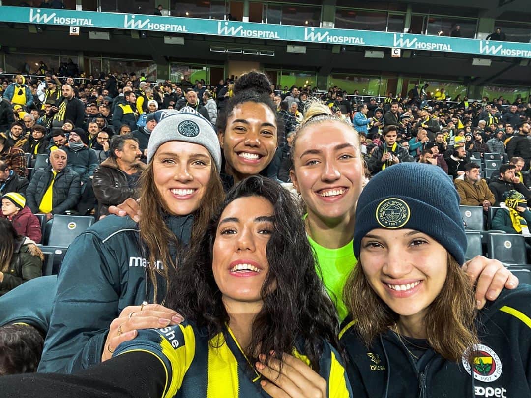 ケルシー・ロビンソンのインスタグラム：「First ever futbol game with these pretty ladies and it’s a @fenerbahce win 💙💛」
