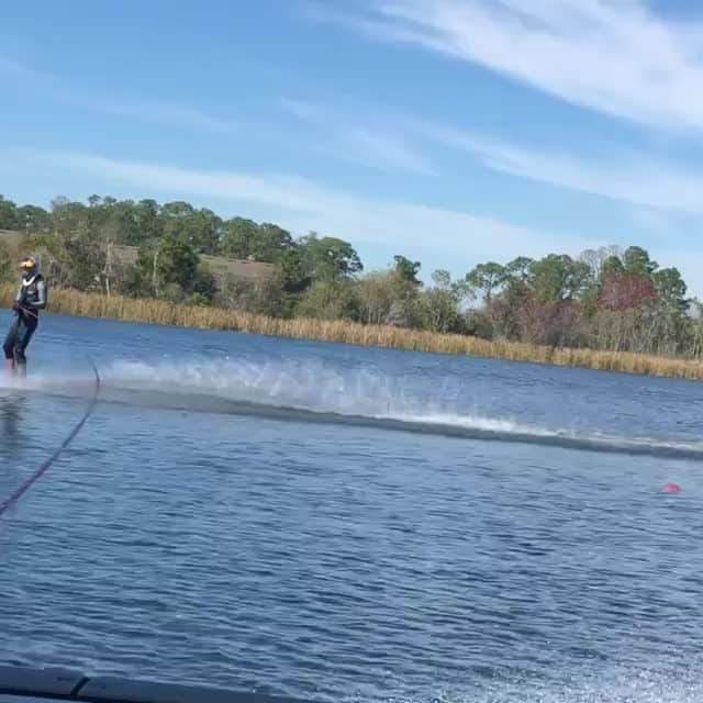 のインスタグラム：「looks like @dorienllewellyn perfected the art of flight 🦅 • #waterski #flight #watersports #bigair #redbull #givesyouwings」