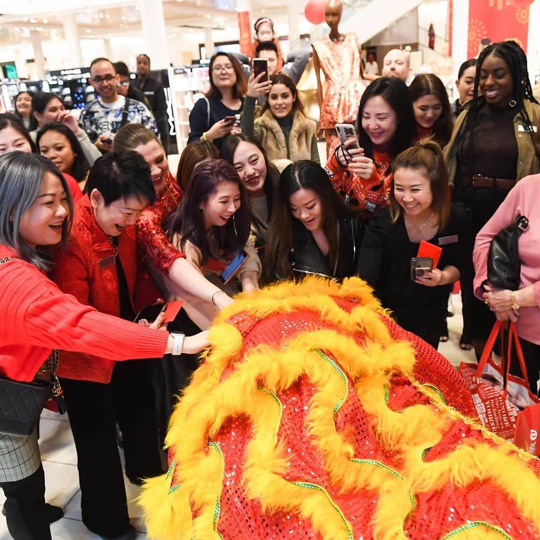 Nordstromさんのインスタグラム写真 - (NordstromInstagram)「Celebrating Lunar New Year and welcoming the Year of the Rat with a special lucky lion dance at our Yorkdale store in Toronto, ON. Wishing those celebrating a year of good luck and prosperity! 📸: @georgepimentel1」1月26日 6時13分 - nordstrom