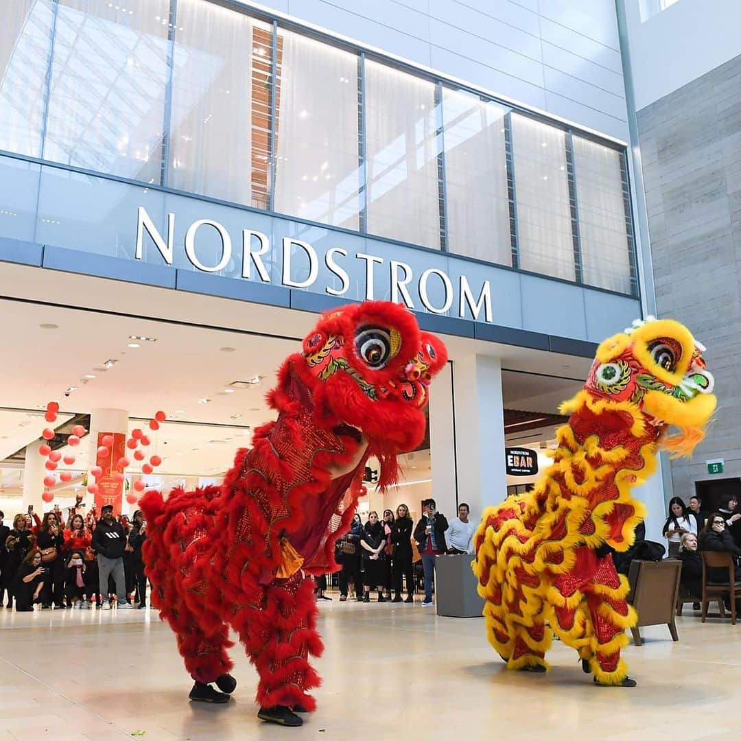 Nordstromさんのインスタグラム写真 - (NordstromInstagram)「Celebrating Lunar New Year and welcoming the Year of the Rat with a special lucky lion dance at our Yorkdale store in Toronto, ON. Wishing those celebrating a year of good luck and prosperity! 📸: @georgepimentel1」1月26日 6時13分 - nordstrom