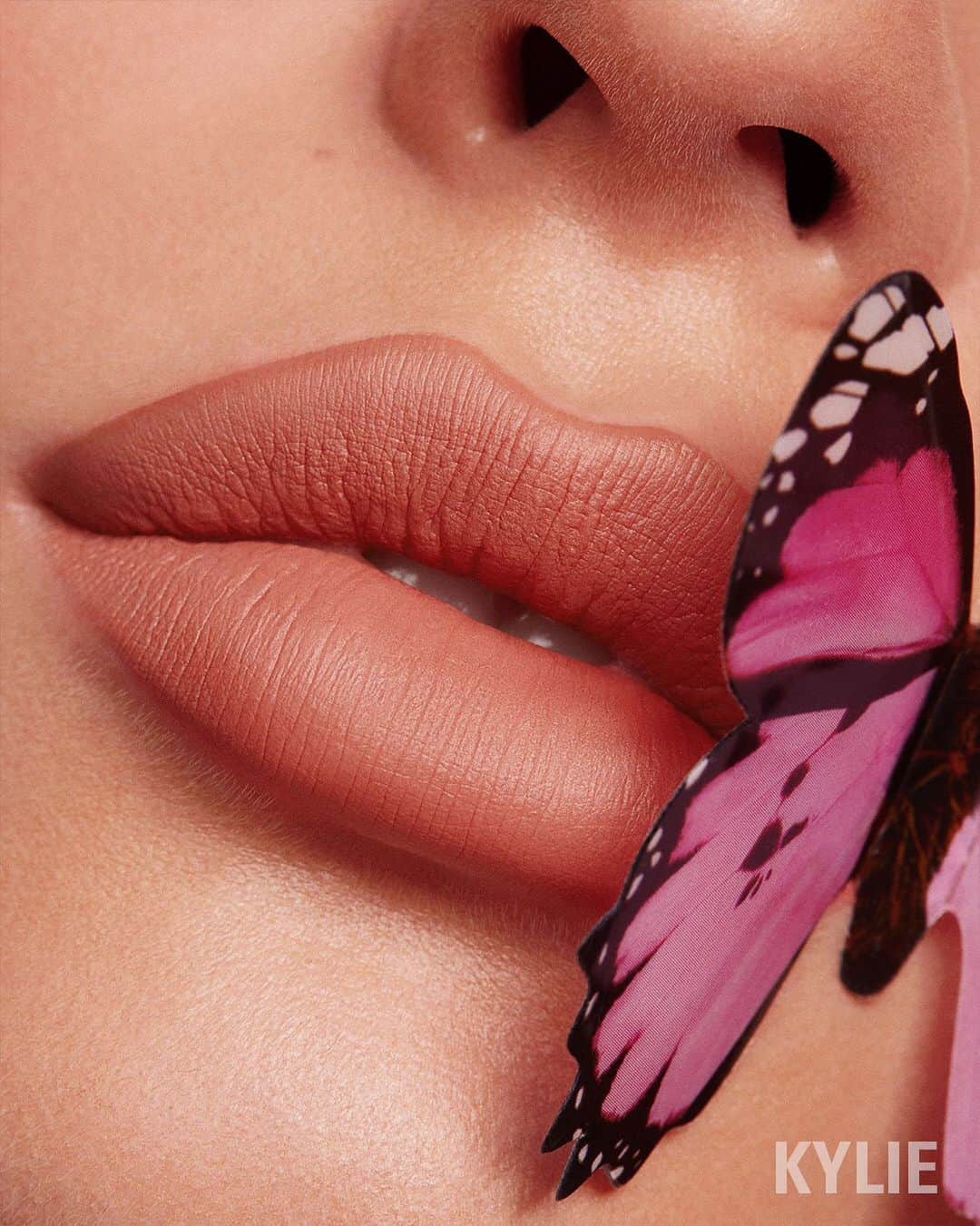 Kylie Cosmeticsさんのインスタグラム写真 - (Kylie CosmeticsInstagram)「STORMI mini matte lip kit ✨ you’ll love this mid tone orangy pink 💋 2.1.20」1月26日 6時10分 - kyliecosmetics