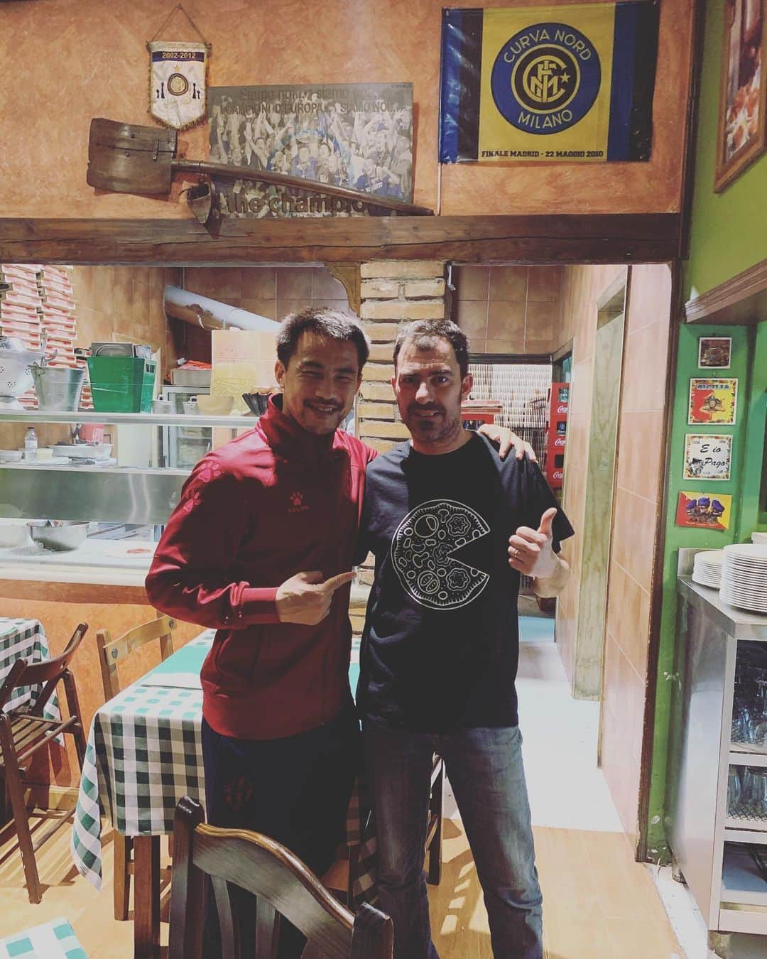 岡崎慎司のインスタグラム：「Despues del partido 😋😋🍕🍕 #3 points # huesca # la giara # muy bien  試合の後にウエスカで1番のピザを食べに行きました😊😊」