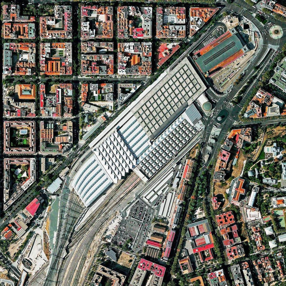 Daily Overviewさんのインスタグラム写真 - (Daily OverviewInstagram)「The Atocha Railway Station is the largest train station in Madrid, Spain. The facility serves as a hub for commuter trains, intercity and regional trains from the south, and AVE high-speed trains. In 1992, the station’s original terminal building was converted into a concourse with shops, a nightclub, and a 43,055 square foot tropical botanical garden. /// Created by @dailyoverview, source imagery: @maxartechnologies」1月26日 6時29分 - dailyoverview