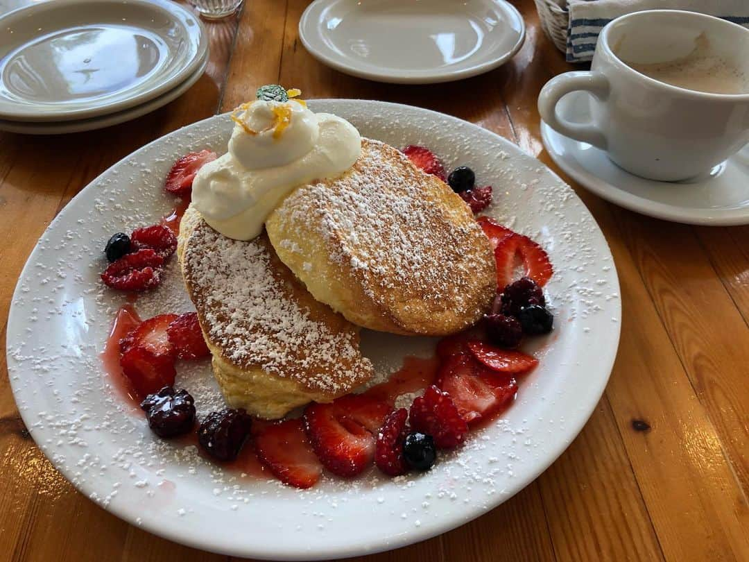 早川瀬里奈のインスタグラム：「クリームポット🥞卵白みが強くて、メレンゲ食べてるみたいなあっさり感で、この後フライドチキン爆食いしました」