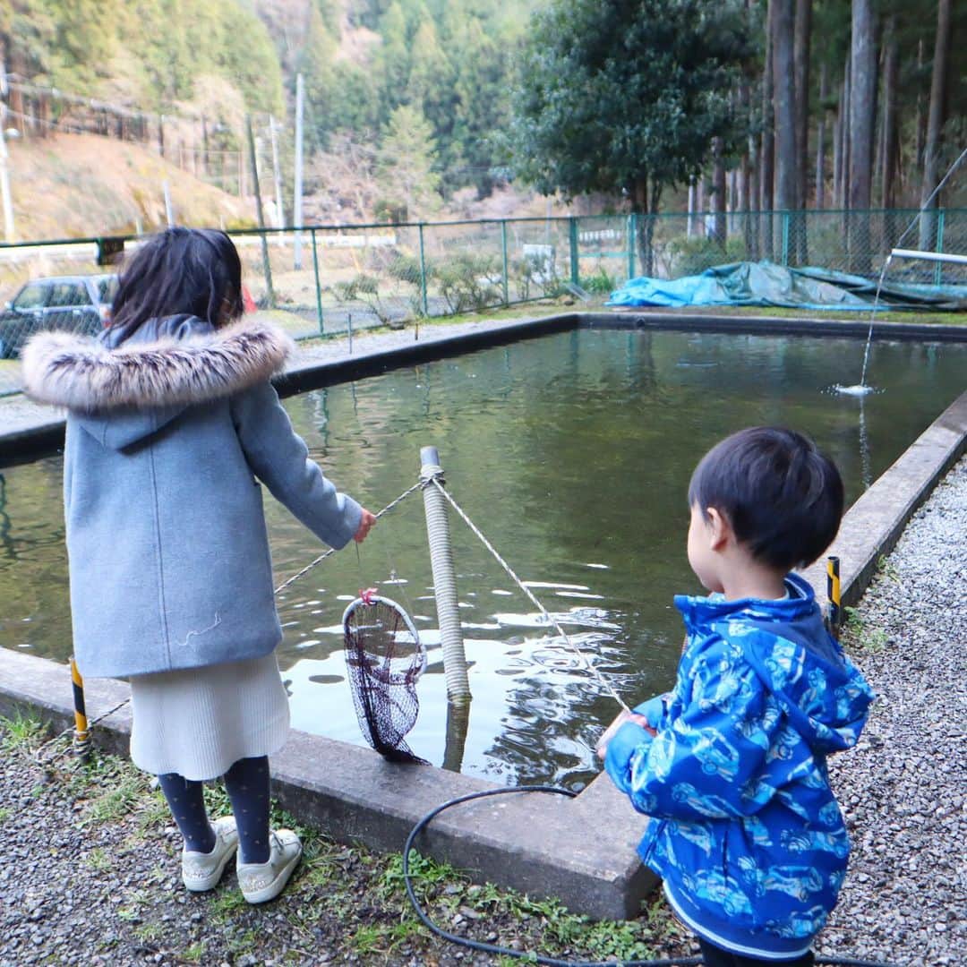 筧沙奈恵さんのインスタグラム写真 - (筧沙奈恵Instagram)「子どもたち、初の釣り堀へ🐟都心から車で1時間ほどの「さかな園」に行ってきました！ ・ 私も子どもの時以来の釣り堀。釣竿にエサのいくらをつけて垂らすと、マスが寄ってきて3匹すぐに釣れました✨ ・ 娘は「息ができなくなったらかわいそう！」と釣った魚をすぐ網に入れて、水の中で運んであげていました。 ・ 👩「せっかくだから焼いて食べて行こうか」 👧「えー！かわいそうだからやだよー！」 👩「でもいつも食べているお魚とかお肉も、こうして命をいただいてるんだよ。せっかく釣ったのに食べずにムダになっちゃう方がかわいそうだよ。」 👧「そっか、、食べてみる！」 ・ ということで、命をいただくことを身をもって実感した娘。今まで以上に食べ物に感謝の気持ちを持つことができるかな？ ・ #多摩の魅力発信プロジェクト @tamahatsu_official ・ #たま発 #tamahatsu #PR  #さかな園　#釣り堀　#食育　#マス釣り　#子連れお出かけ」1月26日 7時28分 - sanaekakei