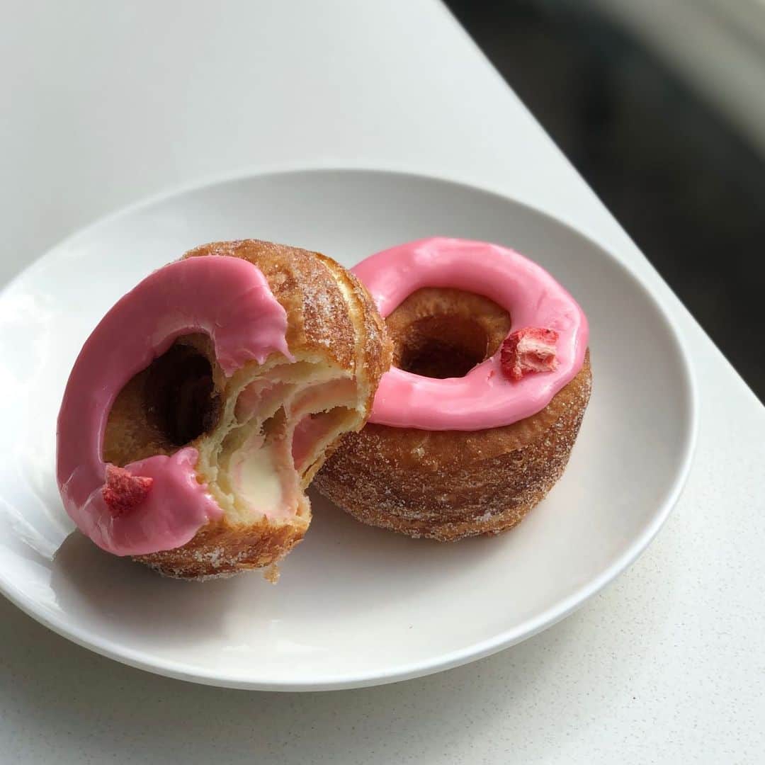 DOMINIQUE ANSEL BAKERYさんのインスタグラム写真 - (DOMINIQUE ANSEL BAKERYInstagram)「LA’s February Cronut®: Strawberry & Crème Brûlée, filled with strawberry jam and creamy crème brûlée ganache. Starts Feb 1st at @dominiqueansella.」1月26日 7時41分 - dominiqueansel