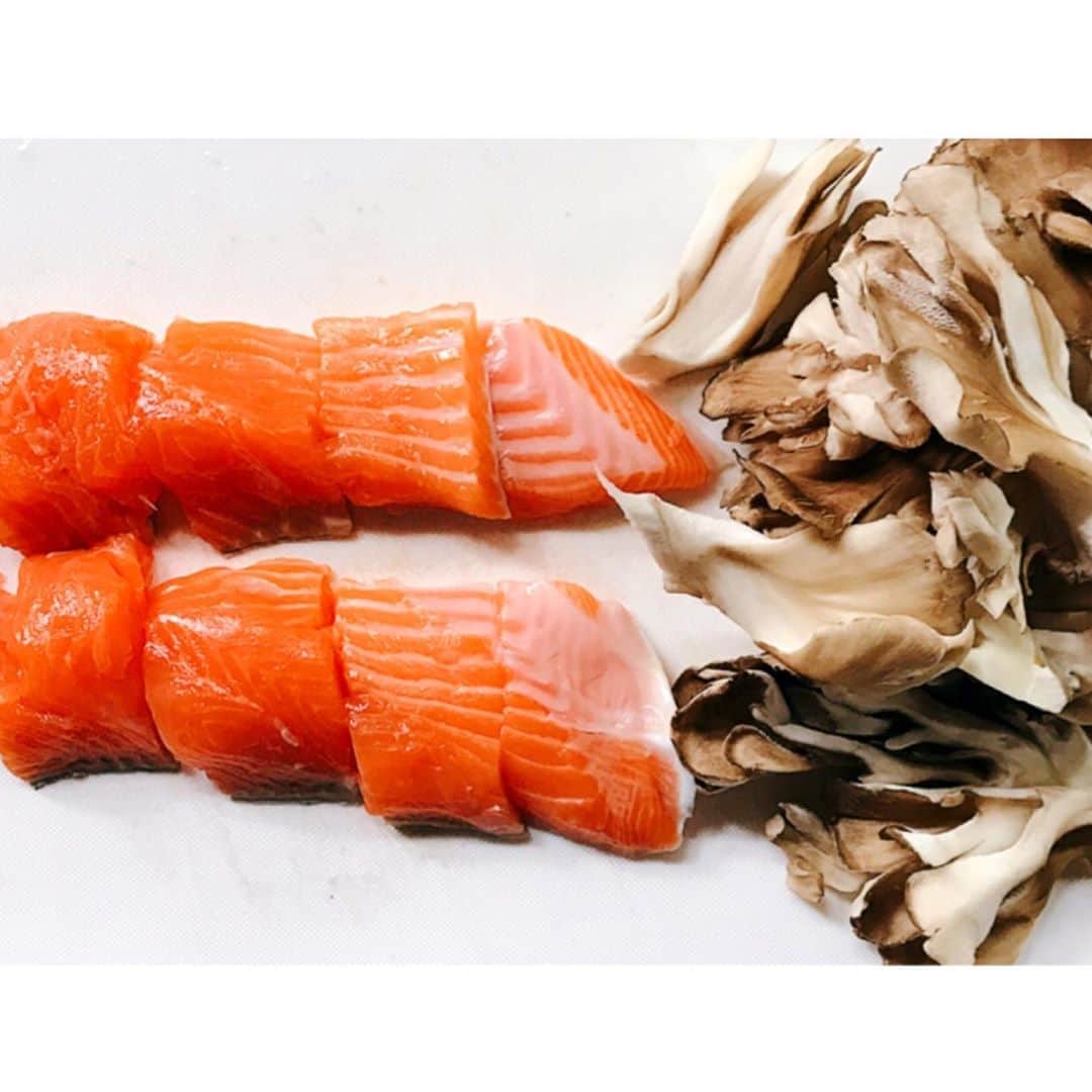 Mizuki【料理ブロガー・簡単レシピ】さんのインスタグラム写真 - (Mizuki【料理ブロガー・簡単レシピ】Instagram)「・﻿ 【レシピ】ーーーーーーーー﻿ ♡さっぱりコク旨♡﻿ 鮭ときのこのバタポン焼き﻿ ーーーーーーーーーーーーー﻿ ﻿ ﻿ おはようございます(*^^*)﻿ ﻿ 今日はリクエスト頂いたお魚レシピ☆﻿ 鮭と舞茸をささっと焼いて﻿ バターぽん酢で味付けしました♩﻿ 鮭はお手軽な切り身使用で﻿ 失敗なく簡単に作れますよ(*^^*)﻿ 舞茸は他のきのこで代用してもOK♫﻿ ﻿ とっても食べやすいので﻿ お魚があまり得意じゃない方にも﻿ 是非お試しいただけると嬉しいです♩﻿ お弁当にもおすすめです(*´艸`)﻿ ﻿ ﻿ ーーーーーーーーーーーーーーーーーー﻿ 【2人分】﻿ 生鮭...2切れ(150g)﻿ 塩こしょう...少々﻿ 薄力粉...適量﻿ 舞茸...1袋﻿ バター...大1﻿ ぽん酢...大2﻿ (あれば)パセリ...適量﻿ ﻿ 1.鮭は3cm大に切って塩こしょうを振り、薄力粉をまぶす。舞茸はほぐしておく。﻿ 2.フライパンにバターを入れて中火で熱し、鮭を焼く。こんがりしたら裏返して舞茸を加え、フタをして弱めの中火で4分蒸し焼きにする。﻿ 3.フタを外してぽん酢を加えてさっと絡める。器に盛り、みじん切りにしたパセリを振る。﻿ ーーーーーーーーーーーーーーーーーー﻿ ﻿ ﻿ 《ポイント》﻿ ♦︎甘塩鮭を使用してもOK♩その場合塩こしょうは控えめにして下さい♩﻿ ♦︎鮭の骨は除いておくと食べやすいです♩﻿ お好みで鮭の皮も除いても☆ ﻿ ﻿ ﻿ ＿＿＿＿＿＿＿＿＿＿＿＿＿＿＿＿＿﻿ ＿＿＿＿＿＿＿＿＿＿＿＿＿＿＿＿＿﻿ 🎀新刊発売中🎀﻿ 【#ホットケーキミックスのお菓子 】﻿ ﻿ 今回は一冊まるっとホケミスイーツ♩﻿ 普段のおやつから﻿ 特別な日にも使えるレシピを﻿ この一冊に詰め込みました(*^^*)﻿ ホットケーキミックスを使えば﻿ 簡単に本格的なお菓子が作れますよ♡﻿ バレンタインにもご活用下さいませ♩﻿ ﻿ 🔹ハイライトにリンクあります♩🔹﻿ ＿＿＿＿＿＿＿＿＿＿＿＿＿＿＿＿＿﻿ ＿＿＿＿＿＿＿＿＿＿＿＿＿＿＿＿＿﻿ ﻿ ﻿ ﻿ 【お知らせ】﻿ ストーリーズでは一日数回﻿ 別レシピをご紹介しております(*^^*)﻿ ＊コメントは最新の投稿に下さいますよう﻿ お願い致しますm(_ _)m﻿ ﻿ ﻿ ﻿ #ブログ更新しました﻿ ブログはプロフ画面のリンクよりご覧下さい↓﻿ @mizuki_31cafe﻿ 【Mizuki公式ラインブログ】﻿ https://lineblog.me/mizuki_official/﻿ ﻿ ﻿ ﻿ ﻿ #魚#鮭#まいたけ#ポン酢#お弁当#魚料理﻿ #Mizuki#簡単レシピ#時短レシピ#節約レシピ#料理#レシピ#フーディーテーブル#おうちごはん#おうちカフェ#デリスタグラマー#料理好きな人と繋がりたい#料理ブロガー#おうちごはんlover#器#マカロニメイト#ブログ﻿ #foodpic#follow#cooking#recipe#lin_stagrammer#鮭ときのこのバタポン焼きm」1月26日 7時34分 - mizuki_31cafe