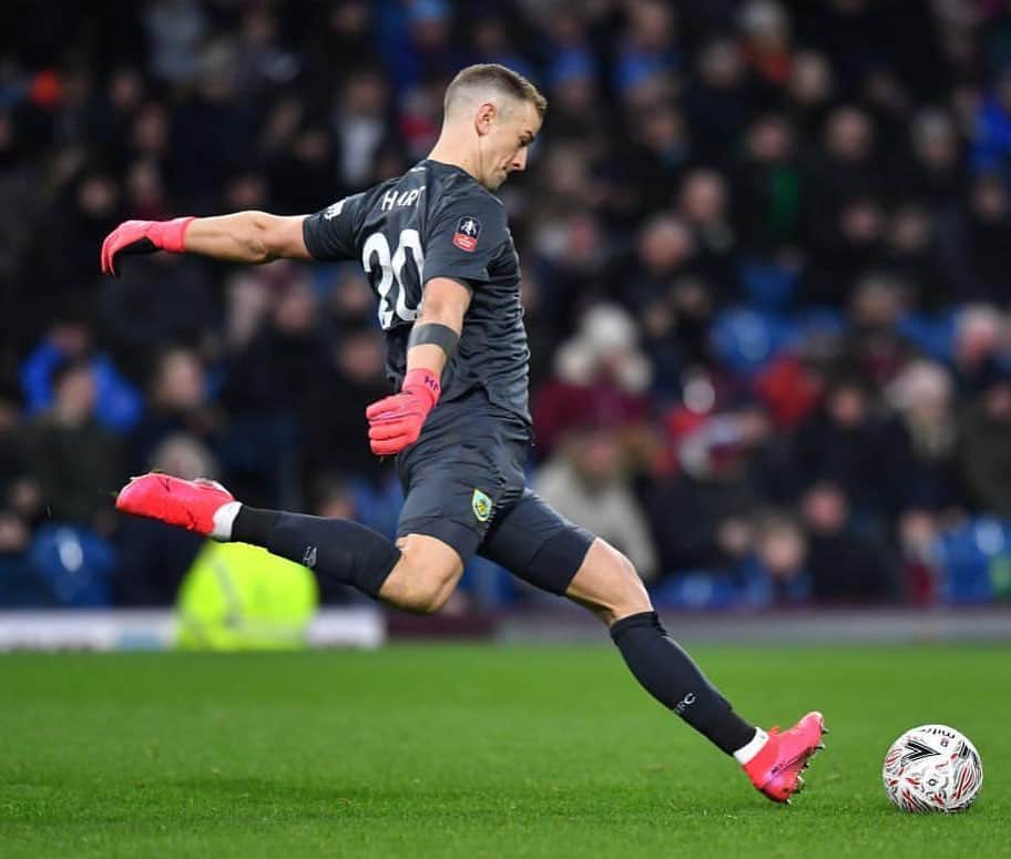 ジョー・ハートのインスタグラム：「Not the ideal result but always happy to be out on the pitch 💯 appreciate the support today#clarets ...looking forward to the @shrewsburytown vs @liverpoolfc game tomorrow in the studio with @bbcfootball」
