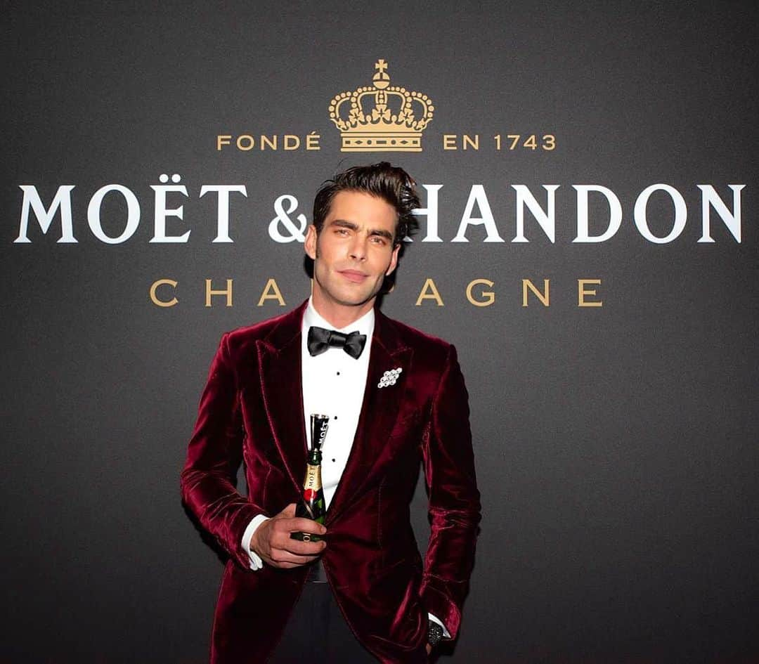 ジョン・コルタジャレナさんのインスタグラム写真 - (ジョン・コルタジャレナInstagram)「Celebrando el cine español con @moetchandon y gracias a la iniciativa #toastforacause mis beneficios los destinaré a @greenpeace_esp y su lucha contra el plástico en los océanos.  #ad #moetmoment #toastforacause #moetgoya #goyas2020 #goyaawards #tomford #bvlgari」1月26日 7時50分 - jonkortajarena