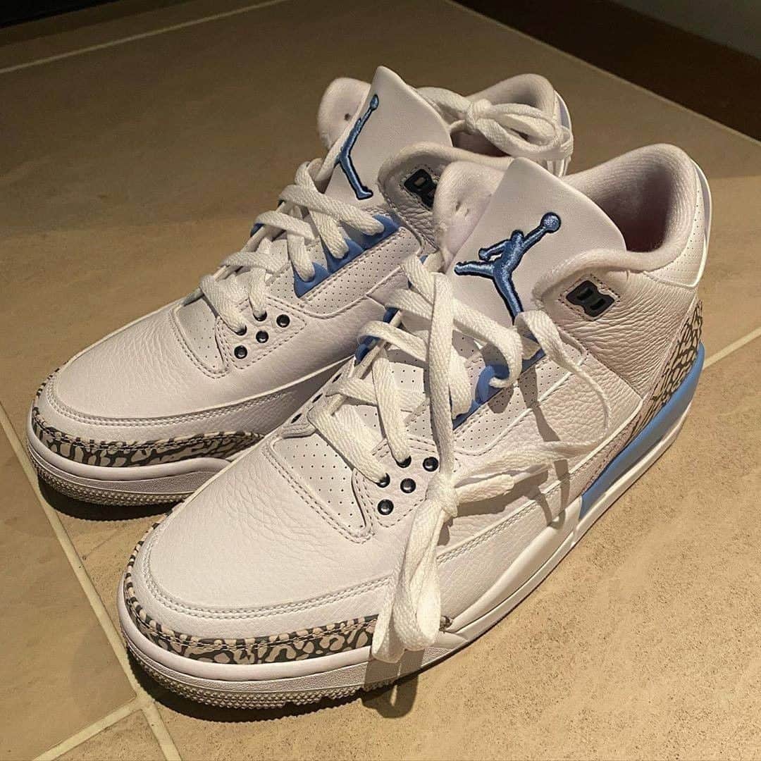 Sneaker Newsさんのインスタグラム写真 - (Sneaker NewsInstagram)「@fujiwarahiroshi provides a detailed look at the upcoming Air Jordan 3 "UNC" set to drop in March. What other college teams should get these PE-style releases? Hit the link in our bio for more details.」1月26日 8時00分 - sneakernews