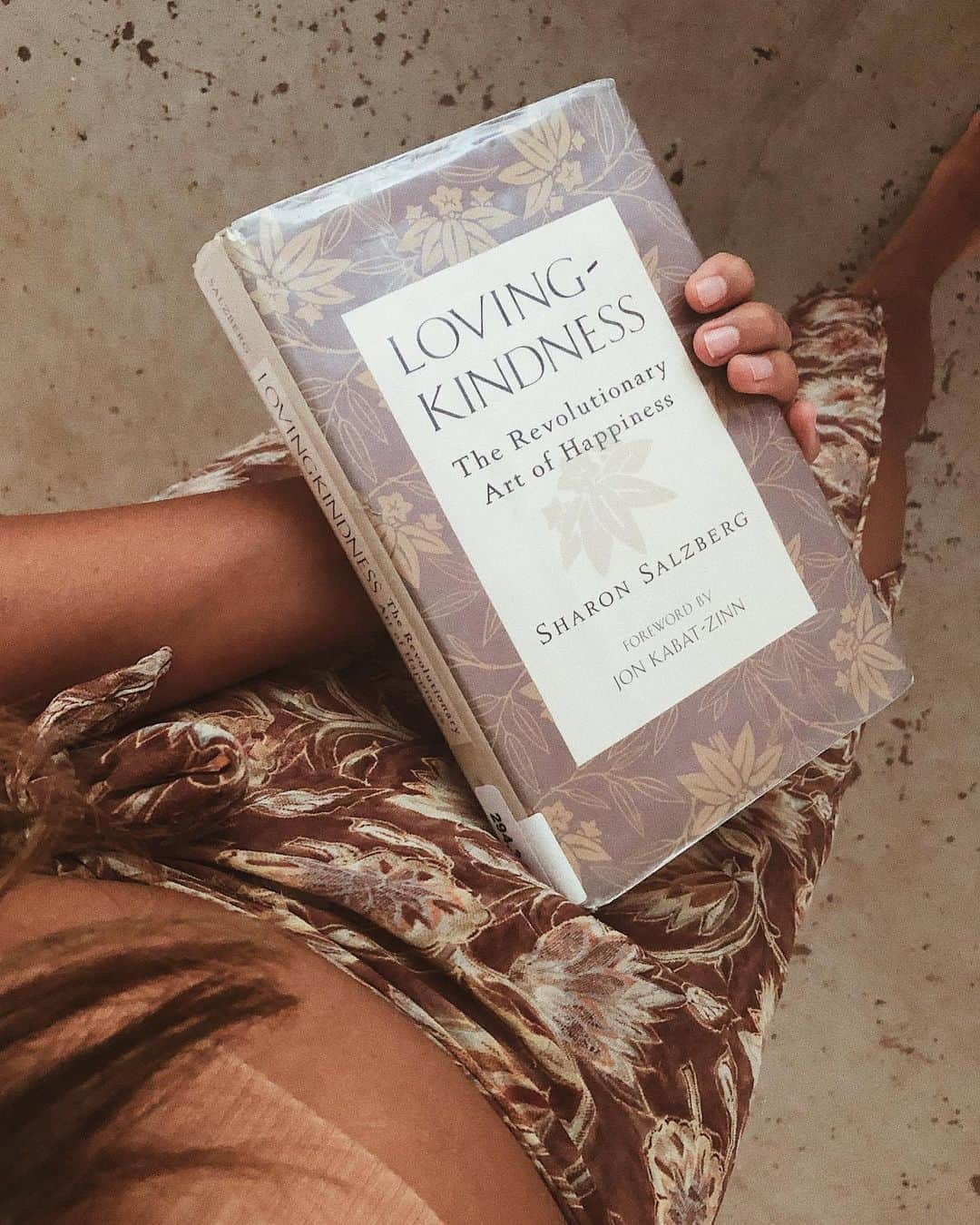 Tamikoのインスタグラム：「if u haven’t, u really should 🌈📖✨ thank you @sharonsalzberg . Also I really really love my library, thank you @hsplshigov  #lovingkindness #bookrecommendation」