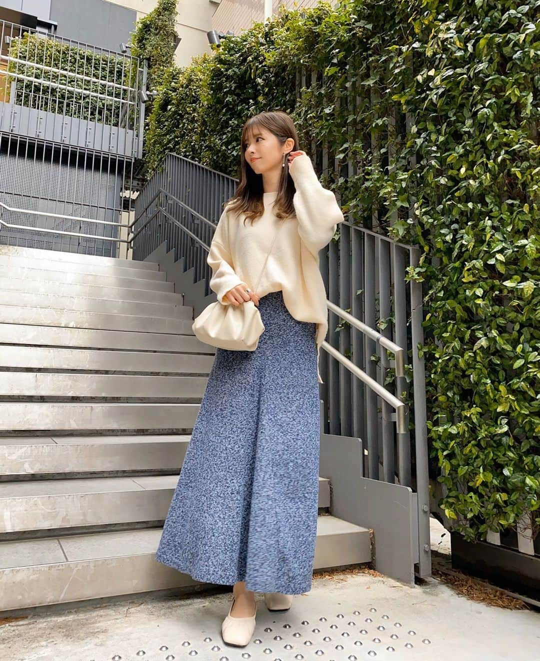 のインスタグラム：「#code . . トップスは @ru.mint_shop.ce ❤︎ オーバーサイズのニットで、 着心地抜群であったかい🙌💜 LINE 友達登録で500円引きクーポンプレゼント中♡ LINE ID  @045bqvua (@も含む) ぜひ、登録してみてね✨ . . ボトムスは @canday_official ❤︎ 上はタイトめで、裾が広がる感じのスカート💕 シルエットが綺麗✨ . . . #ニットエックススカート #sponsored #ママコーデ #ママファッション #プチプラコーデ #シンプルコーデ #大人カジュアル #カジュアルコーデ #きれいめカジュアル #大人可愛い #きれいめコーデ #30代ファッション #30代コーデ #着回しコーデ #今日のコーデ #淡色女子 #オルチャンファッション #アンベコーデ #コーデ #mamagirl #locari #ponte_fashion #shibuya #mineby3mootd #ootd_kob #오오티디 #데일리룩 #좋아요환영 #rumint」